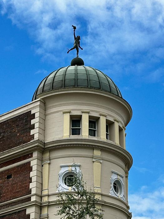 the-statue-of-mercury-returns-to-the-lyceum-theatre